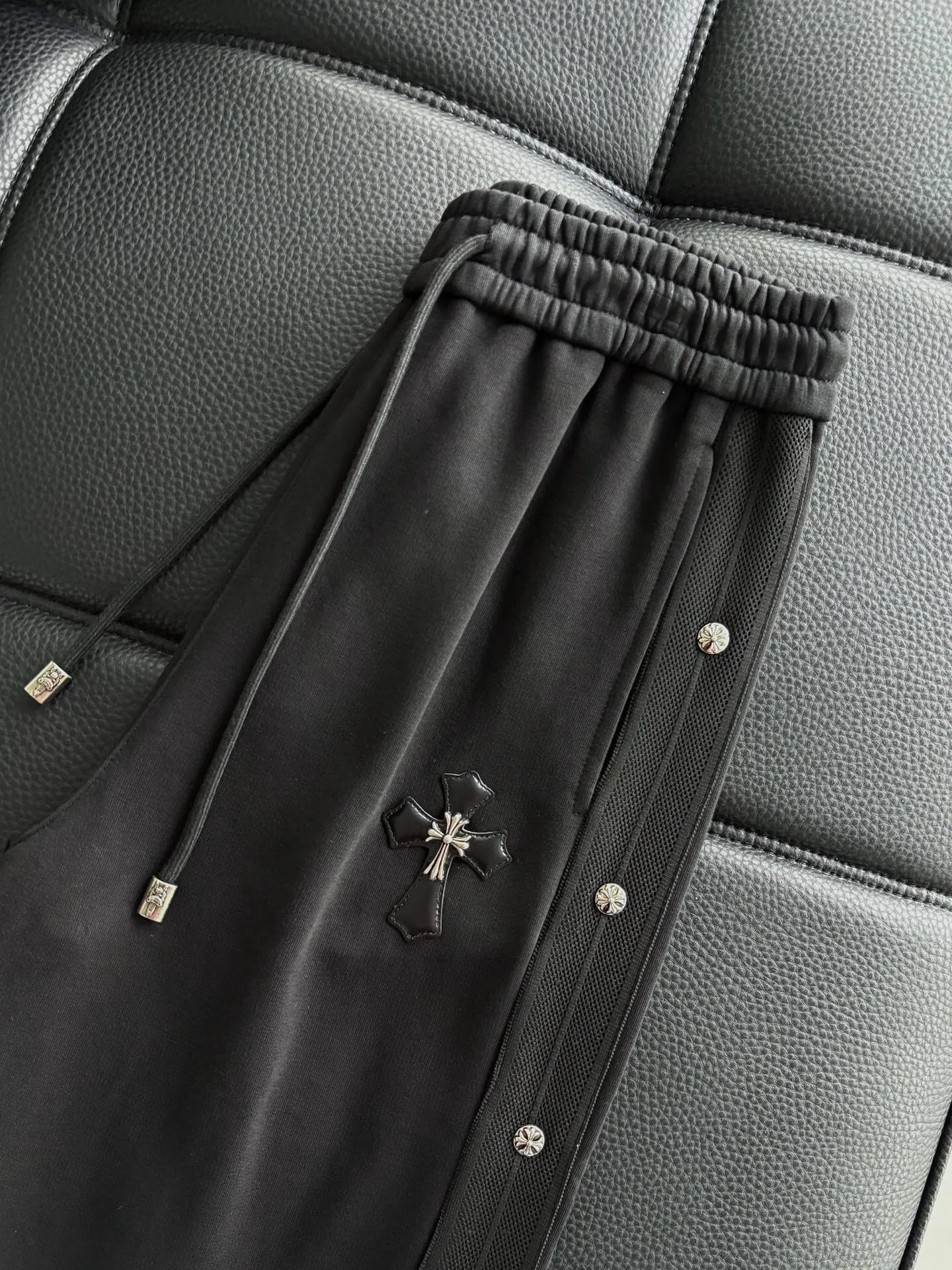 P506 💰 Chrome Chrome Heart with leather casual cotton trousers, new original cross with leather casual cotton trousers, vibe style niche high-waisted straight slim trousers. Chrome Heart’s classic cross is expressed in the form of a label, and the customized hardware does not have a bit of a rustic feel. It is luxurious without losing its connotation. The fit is perfect, super soft and skin-friendly after washing, and the whole pair of pants has a cross design. Built by top heavy industry, this is a magic weapon you can’t miss!男女同款，小红书同款。  颜色:黑色 码数:m~3x 款号:3738